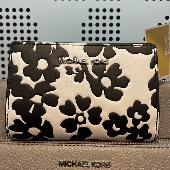 Michael Kors Jet Set Medium Floral Print Bi-Fold Wallet
Black 
NWT - Picture 2 of 16
